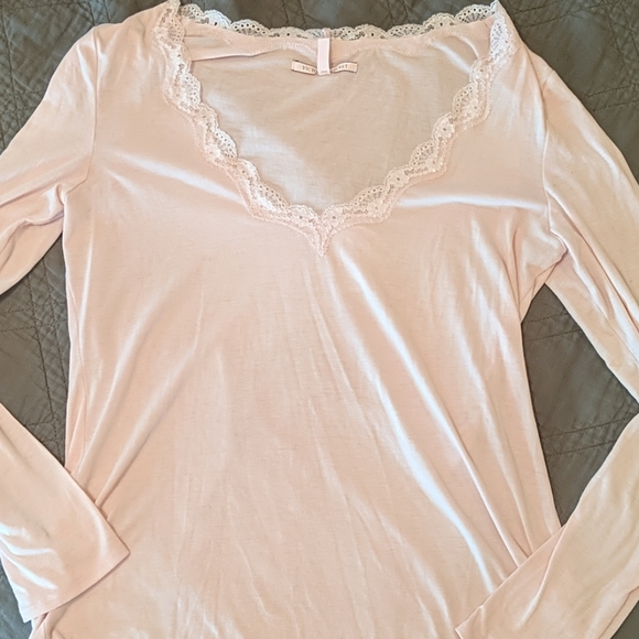 Victoria's Secret Tops - 5/$25 🌿Victoria's Secret Sleep Shirt